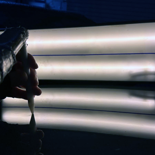 Bild auf dem eine delle durch klopfen entfernt wird